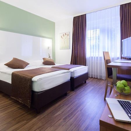 Hotel Mondial Лангенфельд Экстерьер фото