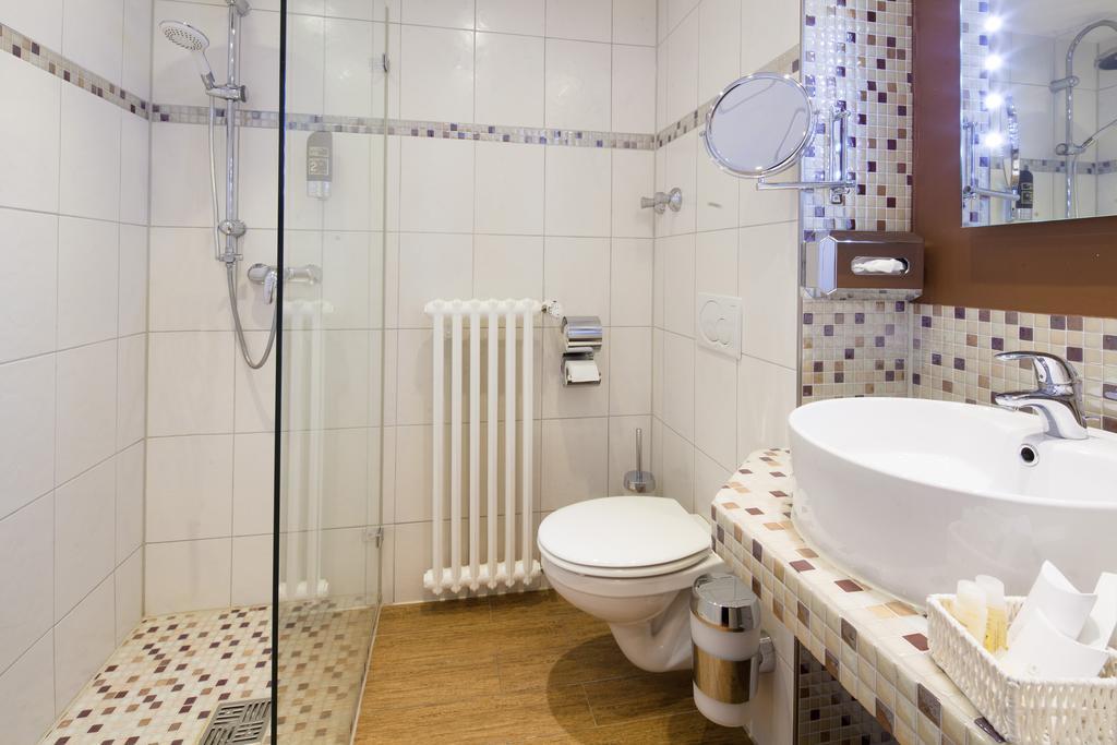 Hotel Mondial Лангенфельд Экстерьер фото