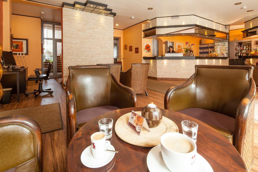 Hotel Mondial Лангенфельд Экстерьер фото