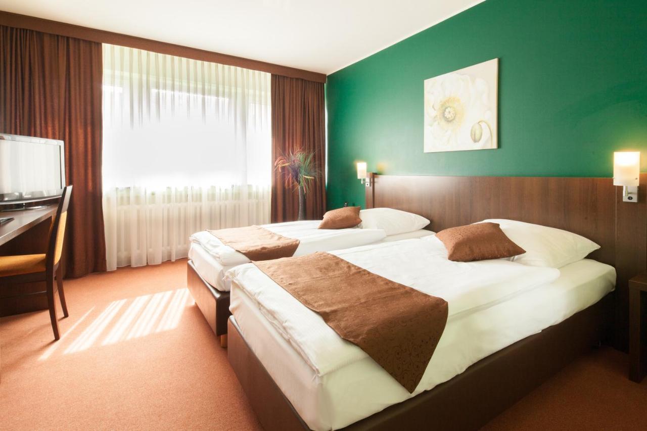 Hotel Mondial Лангенфельд Экстерьер фото