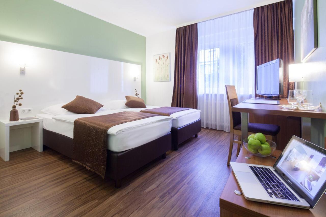 Hotel Mondial Лангенфельд Экстерьер фото